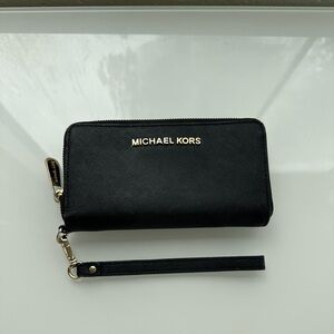 Micheal Kors wristlet wallet in great condition!